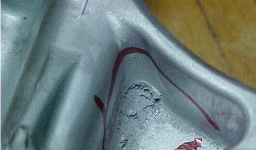 鋁壓鑄過(guò)程中鑄件表面上會(huì)有摩擦燒蝕的情況是怎么回事？